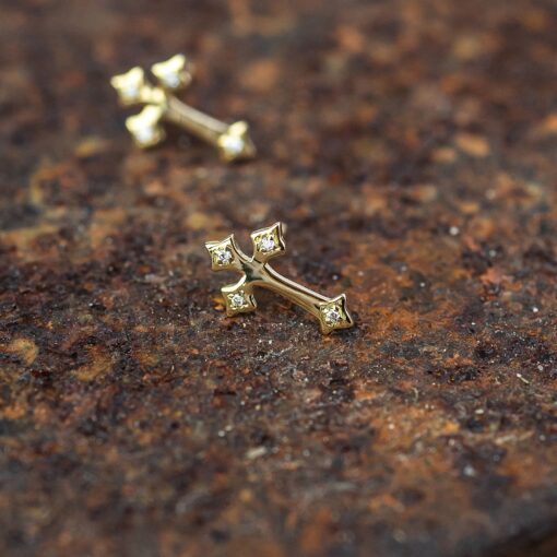 boucle d'oreille croix or jaune et diamants blancs or recyclé 18 carats aupiho joaillerie