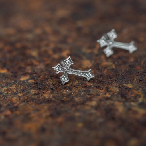 boucle d'oreille croix or blanc et diamants blancs or recyclé 18 carats aupiho joaillerie