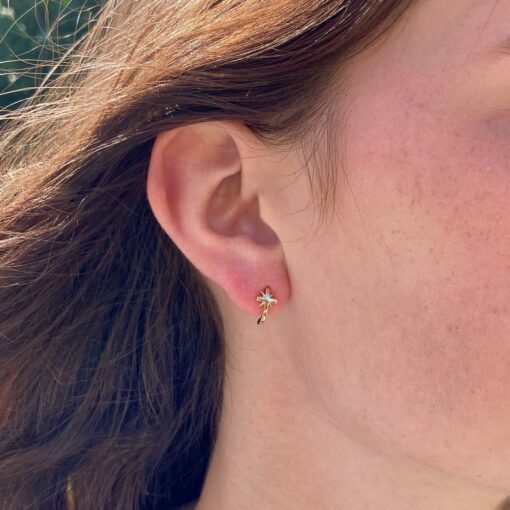 boucle d'oreille croix or jaune et diamants blancs or recyclé 18 carats aupiho joaillerie