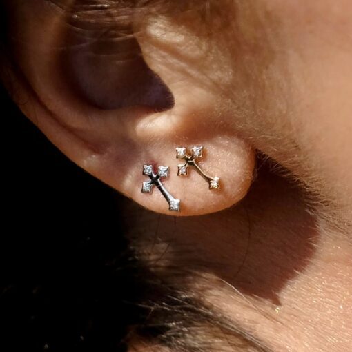boucle d'oreille croix or jaune et diamants blancs or recyclé 18 carats aupiho joaillerie