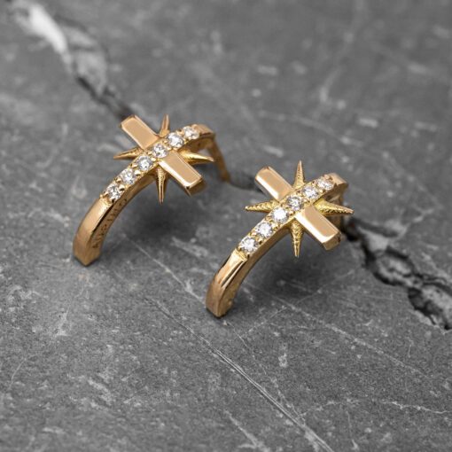 boucle d'oreille croix or jaune et diamants blancs or recyclé 18 carats aupiho joaillerie
