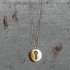 collier médaille clé or jaune or recyclé 18 carats aupiho joaillerie