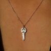 collier clé or blanc or recyclé 18 carats aupiho joaillerie