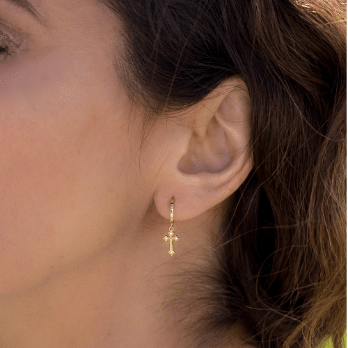 boucle d'oreille croix or jaune et diamants blanc or recyclé 18 carats créole aupiho joaillerie