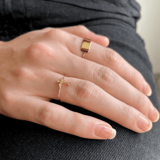 bague croix or jaune et diamants blancs or recyclé 18 carats romy aupiho joaillerie
