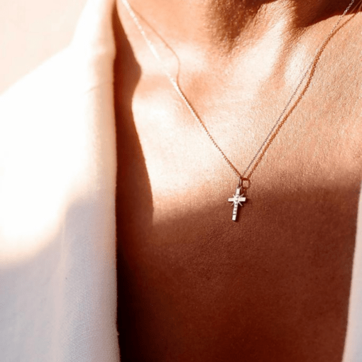 collier croix or jaune et diamants blancs or recyclé 18 carats aupiho joaillerie obsession