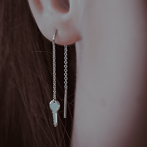 boucle d'oreille pendante clé chaine or blanc or recyclé 18 carats aupiho joaillerie