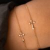 bracelet croix or jaune diamants blancs or recyclé 18 carats illusion aupiho joaillerie