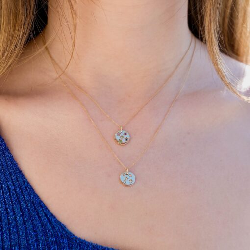 collier médaille étoiles constellation or jaune diamants blancs pierres précieuses saphirs or recyclé 18 carats aupiho joaillerie