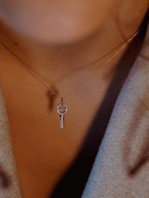 collier chaîne bijou clé pavée diamants or 18 carats