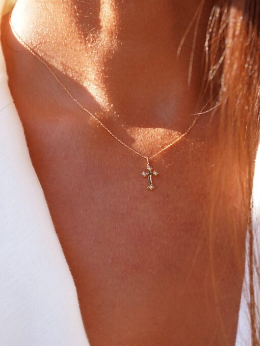 collier chaîne croix en or arlésienne diamants blancs or recyclé 18 carats bijoux symbole protection aupiho