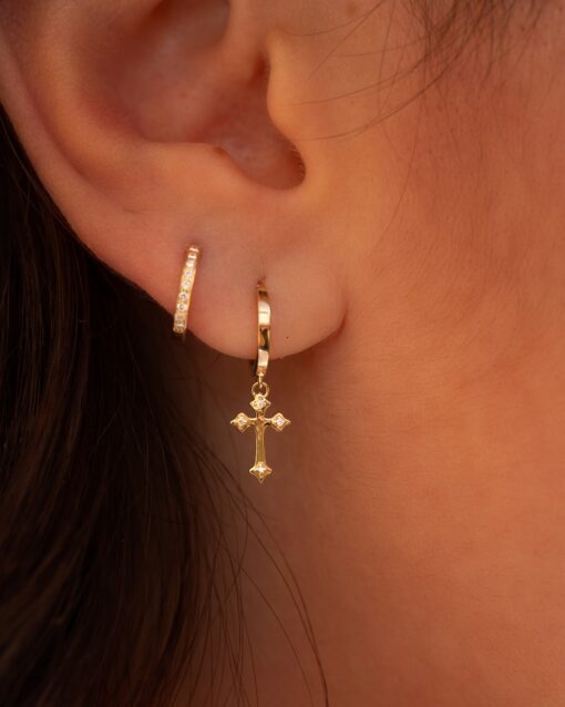boucle d'oreille creole croix or jaune et diamants blancs or recyclé 18 carats aupiho joaillerie