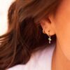 boucle d'oreille creole croix or jaune et diamants blancs or recyclé 18 carats aupiho joaillerie
