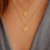 collier médaille constellation étoiles or jaune et diamants blancs et saphirs multicolors pierres précieuses or recyclé 18 carats arc en ciel aupiho joaillerie