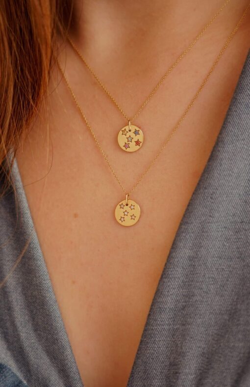collier médaille constellation étoiles or jaune et diamants blancs et saphirs multicolors pierres précieuses or recyclé 18 carats arc en ciel aupiho joaillerie
