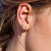 boucle d'oreille or jaune et pierres précieuses or recyclé 18 carats piercing arc en ciel aupiho joaillerie