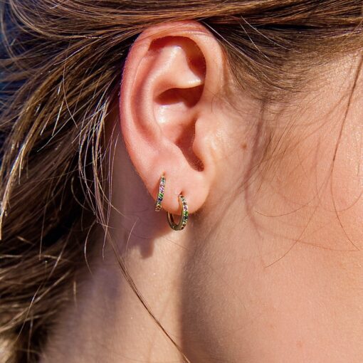 boucle d'oreille or jaune et pierres précieuses or recyclé 18 carats piercing arc en ciel aupiho joaillerie