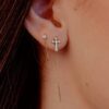 boucle d'oreille croix or jaune et diamants blancs or recyclé 18 carats aupiho joaillerie