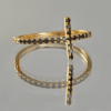 bague croix or rose et diamants noirs or recyclé 18 carats aupiho joaillerie