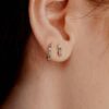 boucle d'oreille créole or jaune et pierres précieuses saphirs or recyclé 18 carats arc en ciel aupiho joaillerie