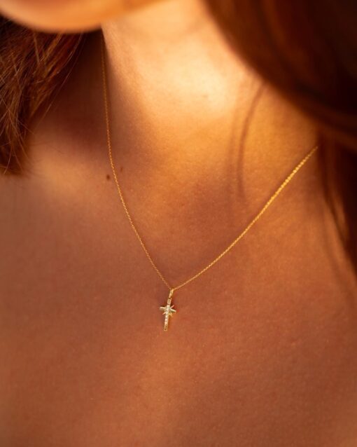 collier croix or jaune et diamants blancs or recyclé 18 carats obsession aupiho joaillerie
