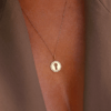 collier médaille clé or jaune et diamants blancs or recyclé 18 carats aupiho joaillerie sésame