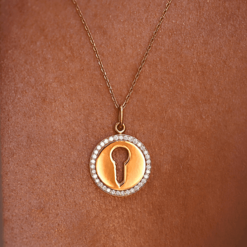 collier médaille clé or jaune et diamants blancs or recyclé 18 carats aupiho joaillerie sésame