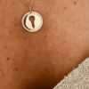 collier médaille clé or jaune et diamants blancs or recyclé 18 carats sésame aupiho joaillerie