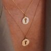 collier médaille clé or jaune et diamants blancs or recyclé 18 carats aupiho joaillerie sésame