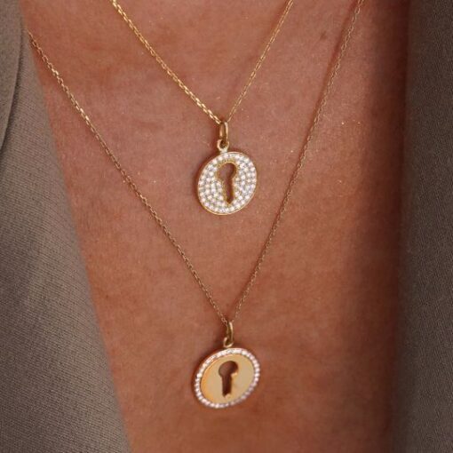 collier médaille clé or jaune et diamants blancs or recyclé 18 carats aupiho joaillerie sésame