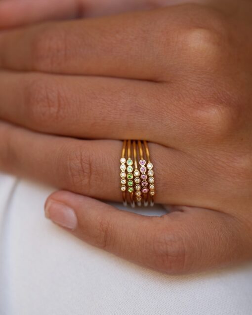 bague fine or jaune diamants blancs et saphirs tsavorite verte or recyclé 18 carats inès aupiho joaillerie
