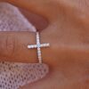 bague croix or blanc et diamants blancs or recyclé 18 carats captive aupiho joaillerie