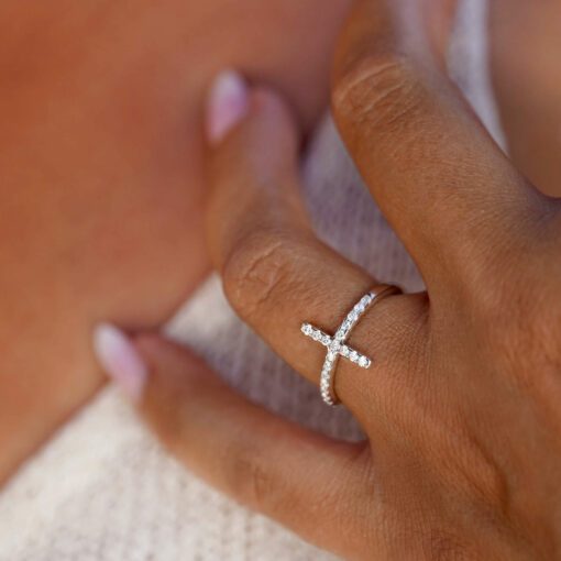 bague croix or blanc et diamants blancs or recyclé 18 carats captive aupiho joaillerie