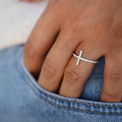 bague croix or blanc et diamants blancs or recyclé 18 carats captive aupiho joaillerie