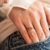 bague fine or et tsavorites vertes aupiho joaillerie