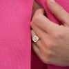 chevalière or et diamants nika or jaune diamants blancs aupiho joaillerie