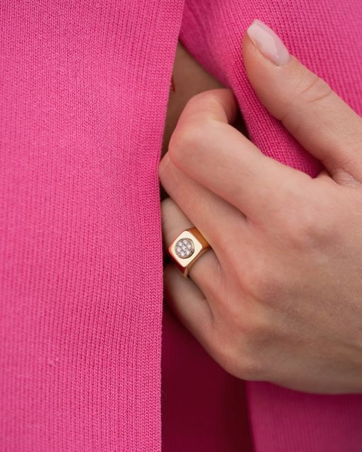 chevalière or et diamants nika or jaune diamants blancs aupiho joaillerie