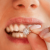 bague-solitaire-diamant-entouragediamants-orrecycle-aupiho-fiancailles