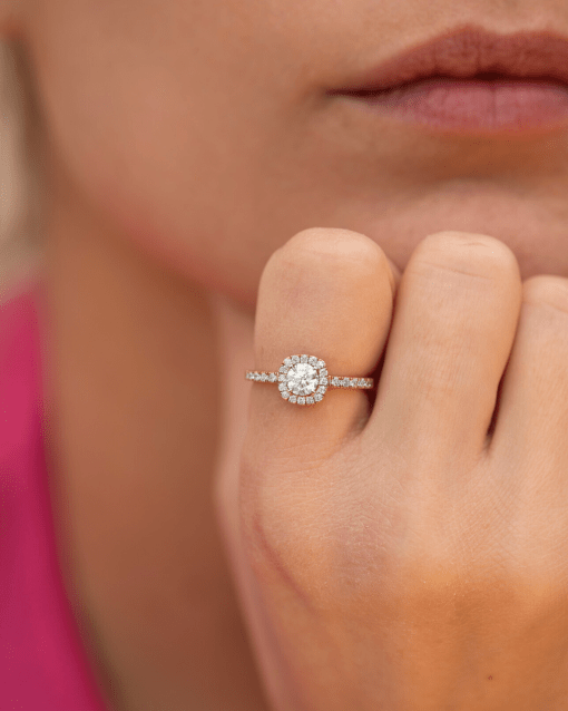 bague-solitaire-diamant-entouragediamants-orrecycle-aupiho-fiancailles