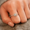 bague-solitaire-diamant-entouragediamants-orrecycle-aupiho-fiancailles