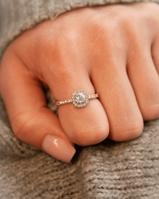 bague-solitaire-diamant-entouragediamants-orrecycle-aupiho-fiancailles