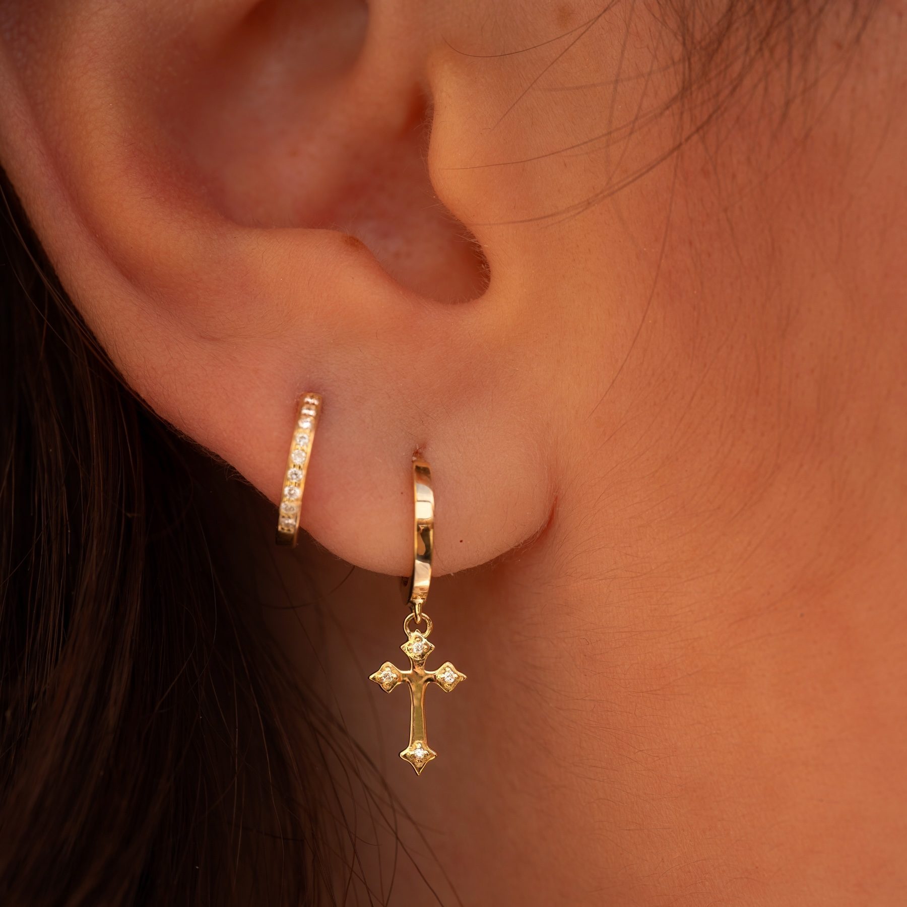 Pourquoi choisir des boucles d’oreilles croix ?