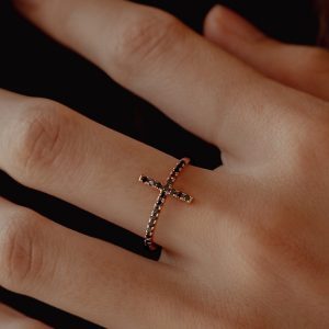 bijoux en or rose bague or rose et diamants noirs aupiho joaillerie