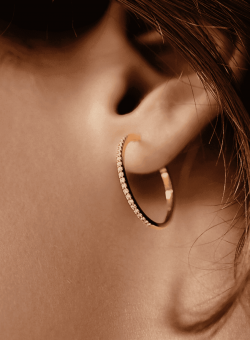 boucle d'oreille créole or jaune et diamants blancs or recyclé 18 carats aupiho joaillerie